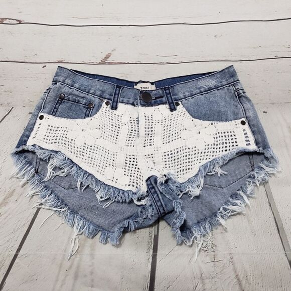 Tobi Denim Shorts Size 2 Cut Offs Crochet Knit Tobi Shorts Jean Shorts Denim EUC - Picture 1 of 6